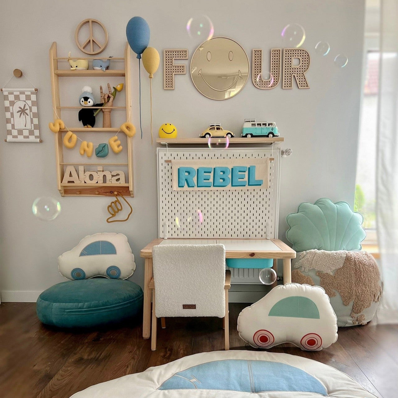 Kids Room Emoji Mirror – Child-Friendly Acrylic & Wood
